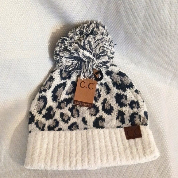 CC Exclusive beenie hat, Gloves and scarf set - Picture 1 of 5